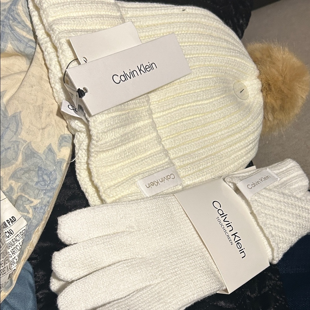 NWT Calvin Klein Cream Ribbed Knit Beanie and Touchscreen Gloves Set w/Faux-Fur